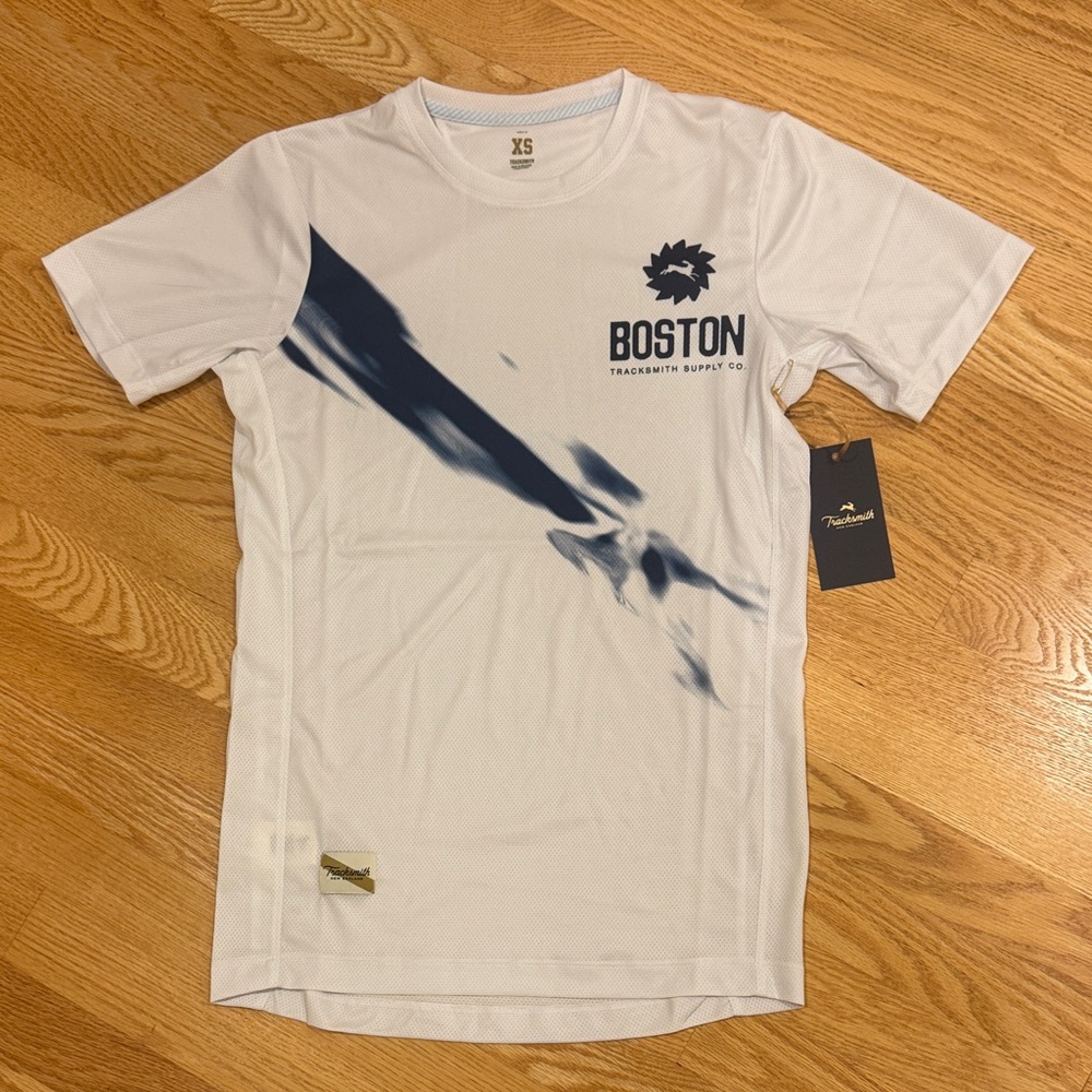 Tracksmith NWT Boston Men's White Athletic Tee with Navy Graphic